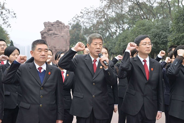 李少平率第五巡回法庭党员到歌乐山烈士陵园开展主题党日活动